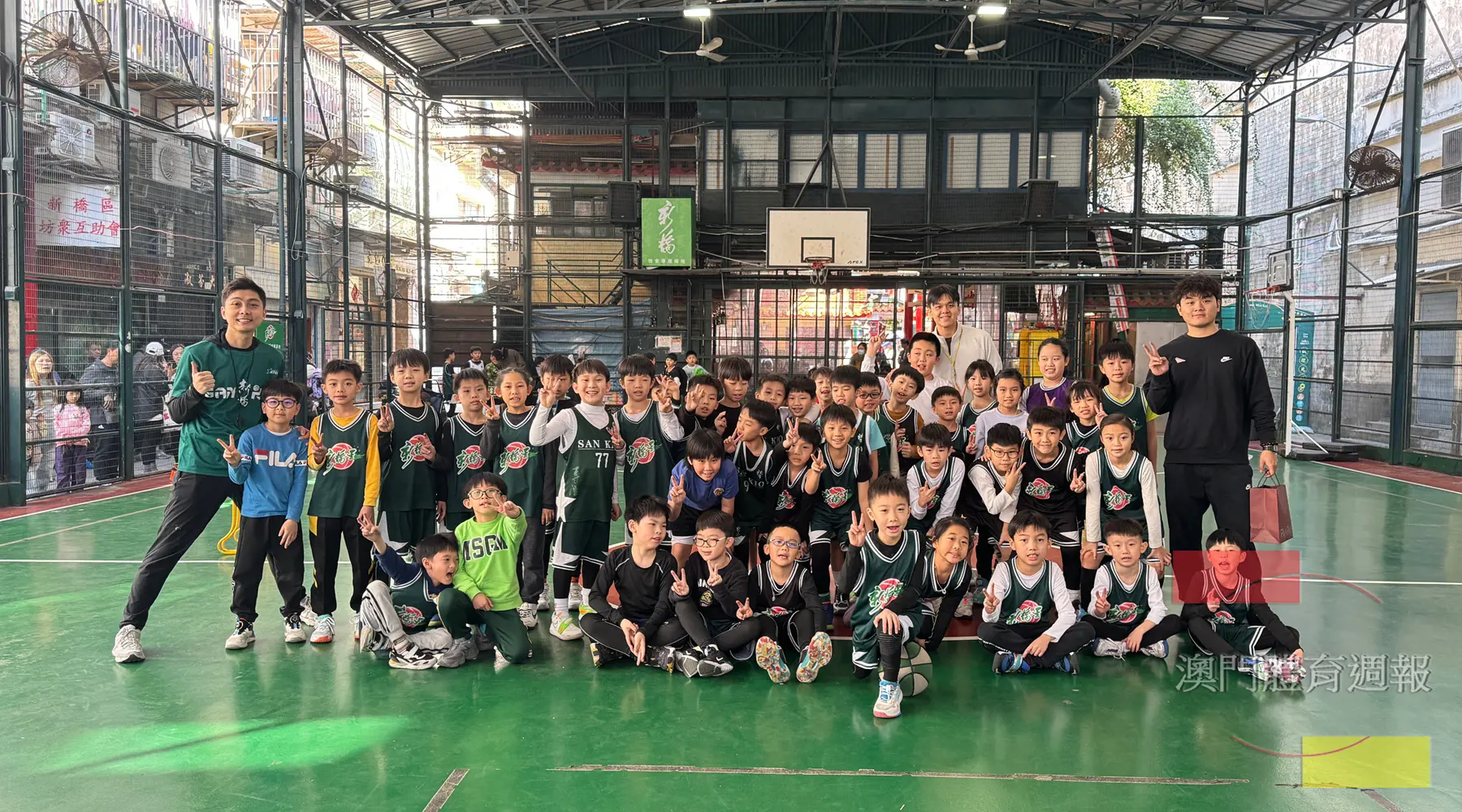 C1 林嘉盛(左一)出於對籃球的熱愛，投身小籃球教學。.JPG